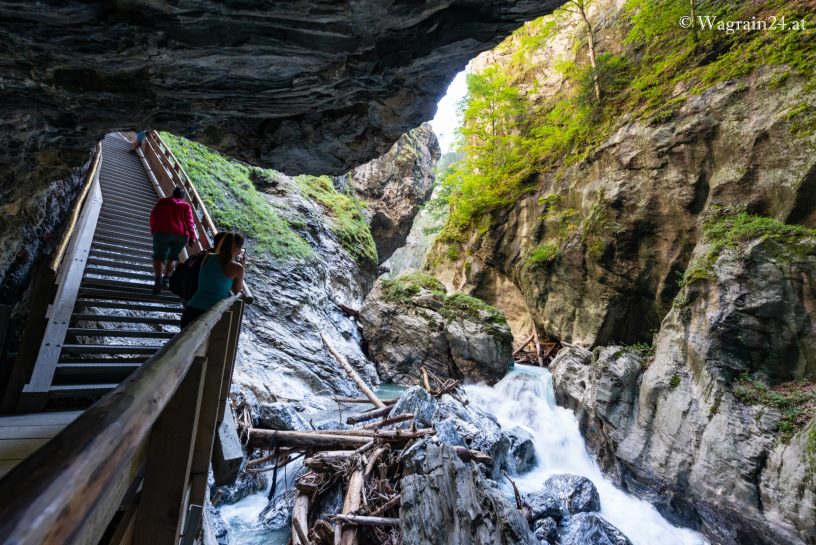 Holzstufen zum Wasserfall - Liechtensteinklamm
